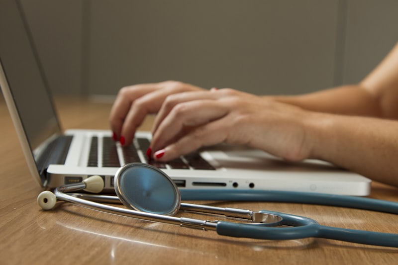 Profesional de salud ajustando prótesis, apoyo en gestión SENADIS