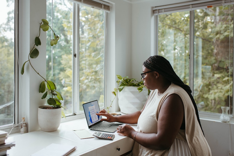 Mujer trabajando en laptop, ergonomía en teletrabajo