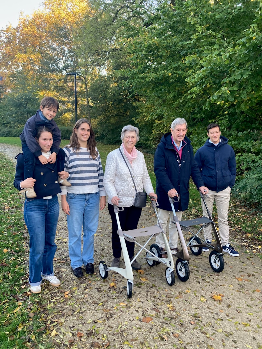 Familia multigeneracional caminando junta, apoyo al cuidador