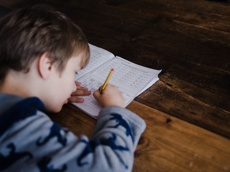Niño realizando tarea escolar, concentración y aprendizaje